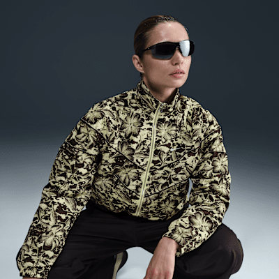 Nike Sportswear WindrunnerLockere Webjacke mit Print durchgehendem Reißverschluss und UV-Schutz (Damen) im Angebot